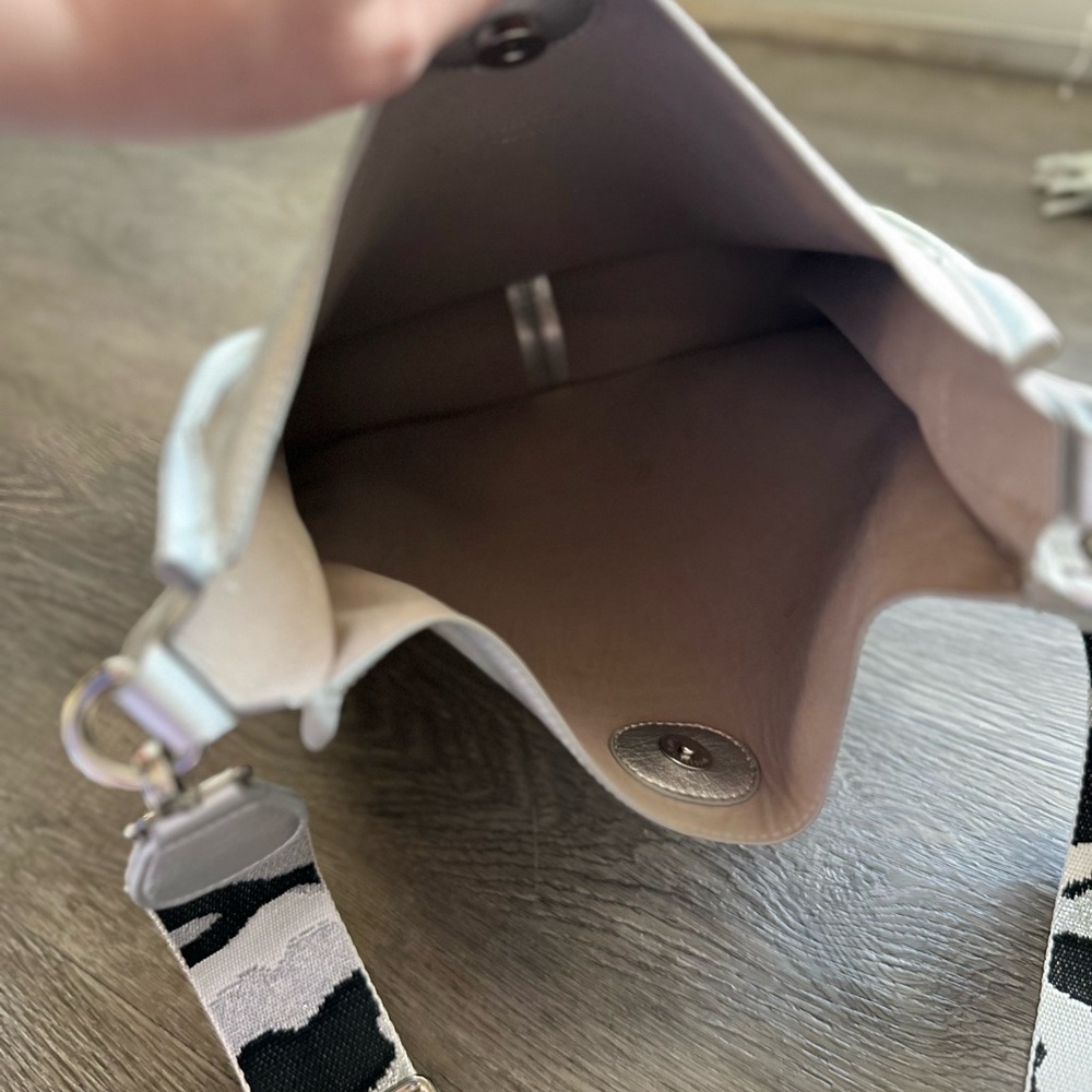 Chic Silver Shoulder Bag With Patterned Strap - image 7